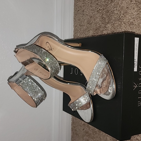 Silver Heels - Picture 2 of 3